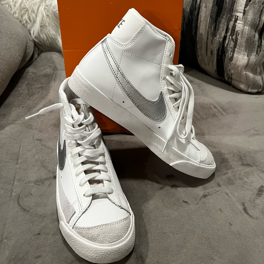Women Nike Blazer Mid 77 Summit White/Metallic silver Brand new with box
